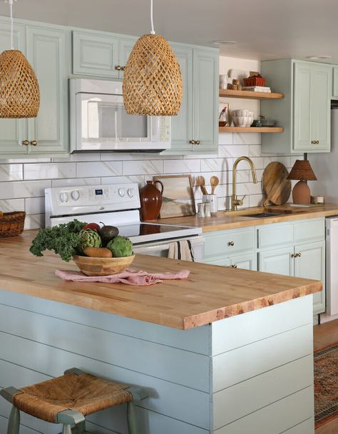 Beach Boho Kitchen, Diy Bungalow, Beach Bungalow Kitchen, Hawaiian Kitchen, Beachy Kitchens, Ocean Living, Bungalow Kitchen, I Spy Diy, College House