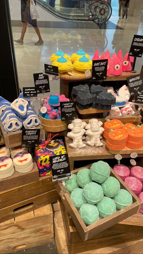 Lush Halloween Products, Lush Halloween, Autumn Challenge, Lush Shop, Baby Girl Hairstyles Curly, Halloween Bath, House Smell Good, Lush Bath, Lush Products