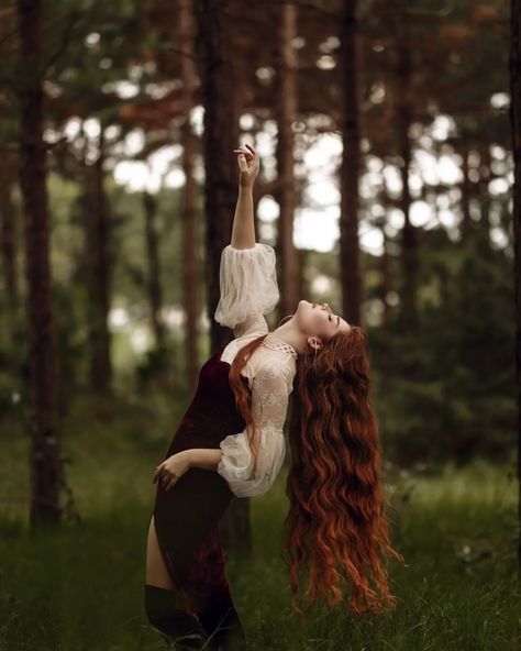 shout out to trees i love them #forest #forestphotography #forestlovers #slowliving #vintagecamera #redhead #redheadgirl #mermaidhair #heatlesscurls #wavyhair #cottagestyle #cottagestyle #cottagecoreaesthetic #goblincore #longhair #longhaircommunity #longhairgoals #hairlove Forest Portrait Photography, Erin Aesthetic, Redhead Photoshoot, Forest Portrait, Fairy Academia, Long Hair Community, Witchy Hair, Fog Photography, Autumn Photoshoot