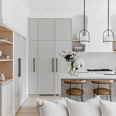 Editorial Interior Styling and Photography on Instagram: "Photography // Happy Friday! I’ll just leave this stunning kitchen here for your weekend viewing, designed by @_bonemade and recently featured on a 12 page editorial in the latest issue of @insideoutmag Captured for @_bonemade @greenchipconstructions" Smallbone Devizes Kitchen, Cabinets With Crown Molding, Modern Shaker Kitchen, Floor To Ceiling Cabinets, Off White Kitchens, Open Plan Kitchen Living Room, Floor To Ceiling, Stunning Kitchens, Shaker Kitchen