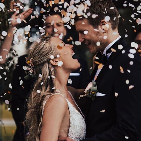 Confetti Wedding Photo, Confetti Wedding Exit, Sky Lantern, Confetti Cannon, Confetti Photos, Wedding Exits, Wedding Picture Poses, Wedding Session, Wedding Confetti