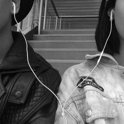 Couple Sharing Headphones Aesthetic, Sharing Airpods Couple, Sharing Earphones Couple Aesthetic, Sharing Earbuds Aesthetic, Sharing Earphones Couple, Sharing Earphones Aesthetic, Sharing Headphones Aesthetic, Couple Sharing Headphones, Couple Earphones