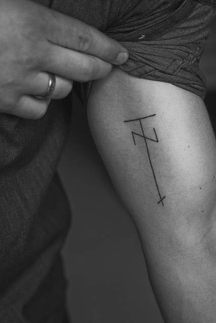 Simbols Tattoo, Simple Line Tattoo, Bicep Tattoo Men, Inner Bicep Tattoo, Tatuagem Masculina Pequena, Line Tattoo Ideas, Minimal Tattoos, Muster Tattoos, Omerta Tattoo