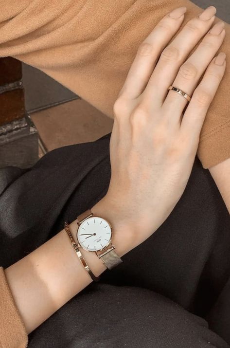 Womens Watch With Bracelets, Outfit With Watch Women, Women Watch With Bracelet, Styling Watches With Bracelets, Watches Women Daniel Wellington, Watches Women With Bracelets, Wrist Watch And Bracelets, Women Wrist Watch Aesthetic, How To Style Watches Women