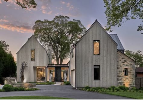 Scandinavian Farmhouse Exterior, Glass Corridor, Mountain Home Exterior, Scandinavian Farmhouse, Farmhouse Architecture, Modern Barn House, Cottage Exterior, Modern Farmhouse Exterior, Transitional House