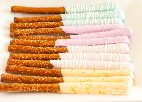 My little pony party Pastel chocolate and caramel dipped pretzel rods Easter Dipped Pretzel Rods, Pastel Pretzel Rods, Pastel Chocolate Covered Pretzels, Unicorn Pretzel Rods, Easter Pretzel Rods, Dips Ideas, Easter Pretzel, Cottagecore Baby, Chocolate Dipped Pretzel Rods