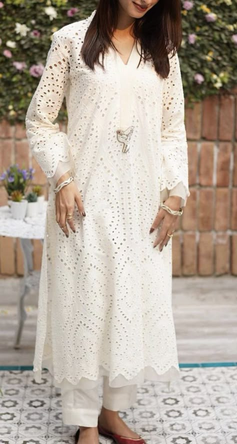 White Chicken Kari Dress, White Chicken Kari Suit, Chicken Work Kurti Designs Latest, Off White Chicken Suit, White Chicken Dress Design Pakistani, Chicken Kari Designs, Schiffli Kurta Designs, Chikan Kurta Designs Women, White Chicken Kari Kurta Design