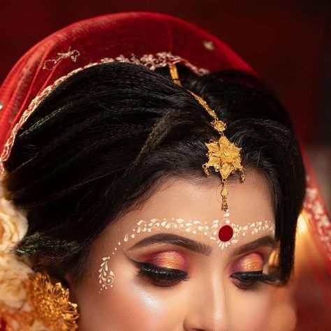 Simple Kolka Design For Bride, Bengali Bridal Kolka Design, Simple Kolka Design, Kolka Design Bridal, Kolka Design, Bridal Art, Eyebrow Design, Bengali Bridal Makeup, Royal Girls