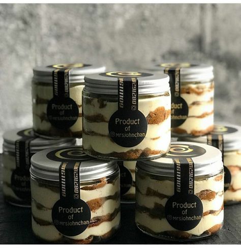 Takeaway tiramisu jar Jar Desserts Packaging, Mason Jar Packaging Design, Dessert Jars Ideas Packaging, Jarcake Ideas, Tiramisu Jar Photography, Jar Cake Packaging, Cookies In Jar Packaging, Mason Jar Packaging Ideas, Cake Jars Ideas Packaging