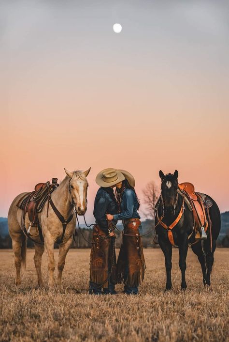 Couple Horse Photography, Horse Engagement Photos, Country Couple Poses, Country Couple Photoshoot, Western Family Photos, Western Engagement Pictures, Western Photoshoot Ideas, Horse Photoshoot Ideas, Horse Couple