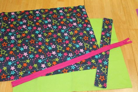 Doll Sleeping Bag Tutorial, Crayon Roll Tutorial, Homemade Headbands, Doll Sleeping Bag, Kids At Home, American Girl Doll Patterns, Fabric Pen, Bag Tutorial, American Girl Dolls