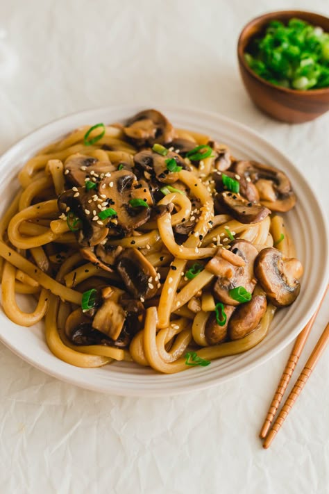 Udon Noodles Mushroom, Mushroom Udon Noodles, Udon Mushroom, Easy Udon Noodle Recipe, Korean Udon, Tofu Udon, Mushroom Udon, Udon Noodle Recipe, Mushroom Noodles