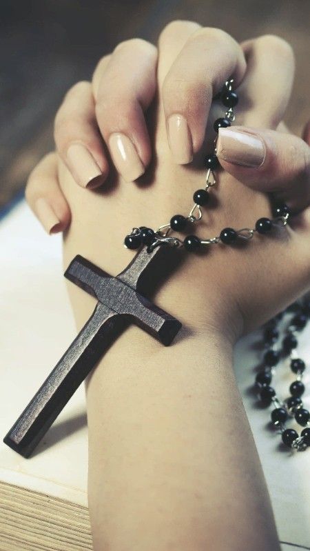 Rosary Wallpaper Iphone, Praying Hands With Rosary, Beauty Salon Marketing, Hand Wallpaper, Themes For Mobile, Love Wallpaper Download, Iphone Wallpaper For Guys, Iphone Dynamic Wallpaper, Bff Hands Aesthetic