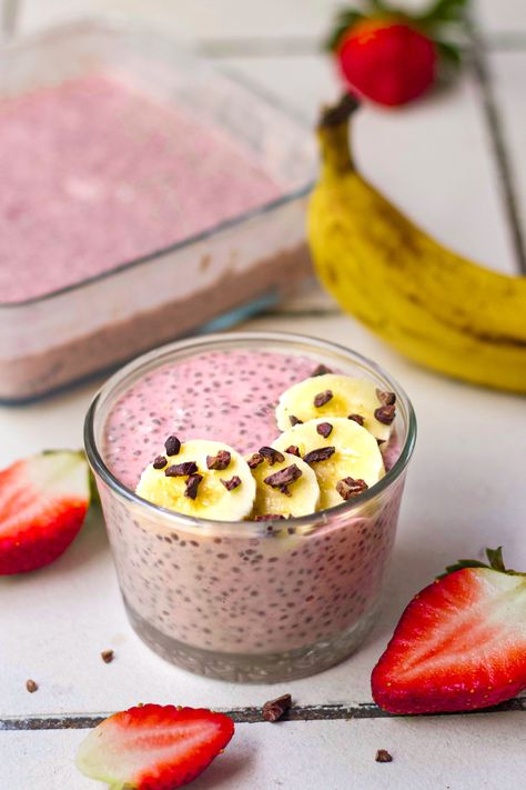 Chia Pudding Strawberry, Strawberry Chia Seed Pudding, Healthy January, Strawberry Chia Pudding, Bake With Shivesh, Honey And Milk, Strawberry Season, Healthy Strawberry, Breakfast Routine