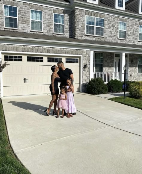 Sold House Pictures First Home Black Family, Future Lifestyle Husband, Black Family Asethic, Family Of Four Aesthetic, Black Couple Family, Young Black Family Goals, Black Family Goals, Black Family Aesthetic, Family Vision Board