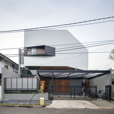 Gallery of Skewed House / Atelier Riri - 19 Canopy Carport Design Modern, Carport Design, Steel House Design, House Canopy Design, House Canopy, Carport Canopy, Industrial Home Design, Carport Designs, Compact House