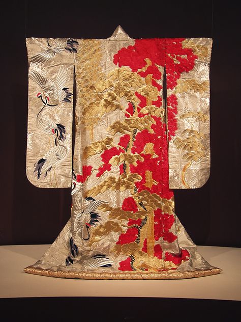 Japanese Wedding Kimono, Gold Kimono, Kabuki Costume, Kimono Art, Black Japanese, Traditional Japanese Kimono, Kimono Japan, White Kimono, Wedding Kimono