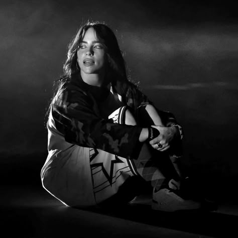 Billie Eilish Black And White, Billie Eilish Black, Billie Eillish, Concert Aesthetic, Dark Pictures, Gray Aesthetic, Black Picture, Music Aesthetic, Black And White Aesthetic