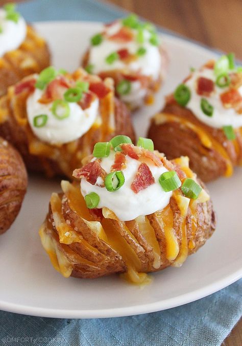 Crispy Loaded Hasselback Potato Bites – Dig in to these cheesy, crispy loaded Hasselback potatoes made mini! They make perfect game day food, or a fun weeknight side. | thecomfortofcooking.com Sandwich Vegetarian, Best Holiday Appetizers, Food Sides, Recipes Sides, Christmas Appetizer, Superbowl Appetizers, Buffet Ideas, Christmas Recipes Appetizers, Holiday Appetizer