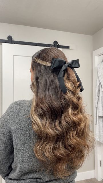 Year 6 Formal Hairstyles, Hair With Big Bow, Year 6 Graduation Hairstyles, Hairstyles With Big Bow, Hairstyles With Bows Women, Cute Thanksgiving Hairstyles, Cute Hairstyles For Thick Hair, Hairstyles With Bows, Grad Hairstyles