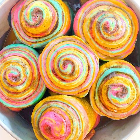 Kailo Chic® Kara Whitten on Instagram: “Feels like a tie-dye cinnamon roll kinda morning! Don’t you think?! How to can be found in my story highlights in my profile. In there I…” Pastel Cupcakes, Crazy Cookies, Colorful Desserts, Dessert Bar Wedding, Bakery Menu, Yeast Bread Recipes, Bread Art, Rainbow Food, Unicorn Foods