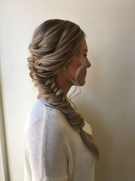 Braid Side Ponytail Wedding, Braided Bridemaids Hairstyles, One Side Braid Hairstyle Wedding, Side Bread Hair Hairstyles, Side Braid Formal Hairstyles, Prom Side Braid, Fluffy Side Braid, Formal Side Braid, Bridesmaid Side Braid