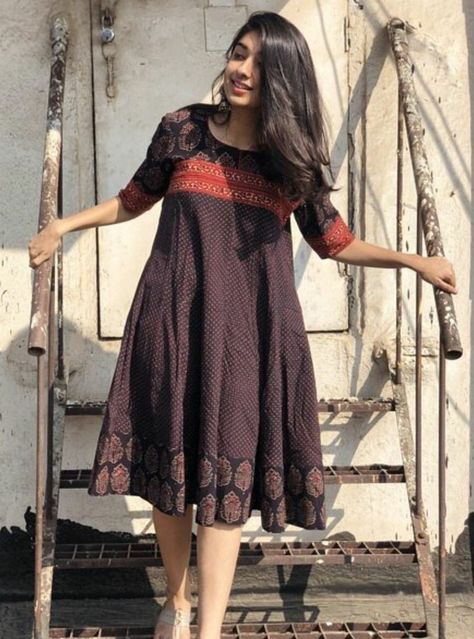 Office Routine, Casual Outfit Summer, Fancy Gown, Cotton Dress Pattern, Umbrella Dress, Simple Frock Design, Stylish Kurtis Design, Maxi Design, Gown Blue