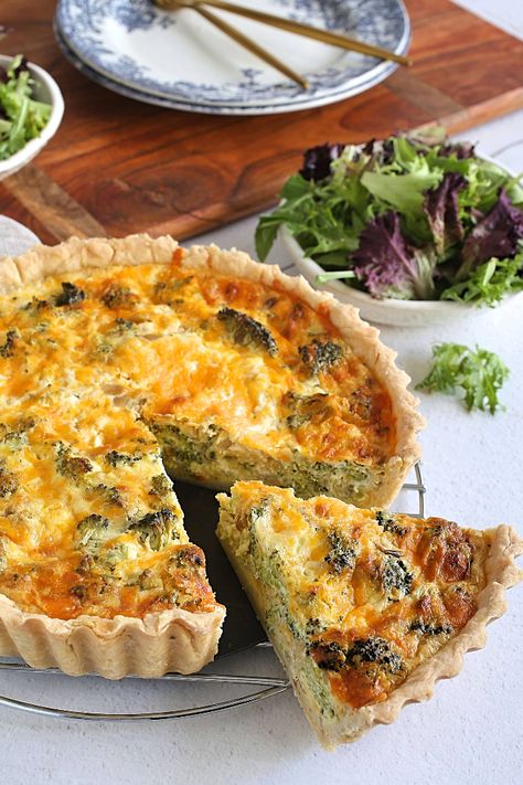 Deep-Dish-Broccoli-Cheddar-Quiche-1 Quiche Veggie, Vegetable Quiche Recipes, Broccoli Cheddar Quiche, Veggie Quiche, Broccoli Quiche, Vegetable Quiche, Breakfast Quiche Recipes, Quiche Recipes Easy, Cheese Tart