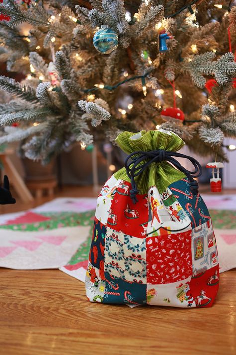 In Color Order: Christmas Patchwork Lined Drawstring Gift Bag Santa Sacks Diy Drawstring Bags, Diy Santa Sack, Christmas Gift Bags To Sew, Fabric Christmas Bags, Scrappy Patchwork, Christmas Gift Sack, Drawstring Bag Pattern, Handmade Snowman, Santa Sacks