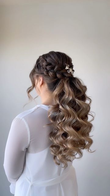 NEW YORK BRIDAL HAIR + MAKEUP on Instagram: "Got the weather on your mind? A soft, fluffy pony is always a good back up choice for your bridal hairstyle! 👏🏻 . . High Priority Volume Powder available for purchase at www.bridalrush.com @mukhaircare_usa Lacquer Hair Spray . . . . ⁣ .⁣ .⁣ .⁣ .⁣ .⁣ #braidedponytail #braids #braidstyles #curls #extendedponytail #feedinbraids #feedinponytail #frontalponytail #haircut #hairinspo #highponytail #invisibleponytail #longhair #naturalhairstyles #neatbraid Curly Ponytail Bridal Hair, Bride Hairstyles For Long Hair Ponytail, Bridal Pony Hairstyles, Wedding Ponytail Hairstyles With Braid, High Pony Wedding Hairstyles, Bridal Hair Ponytail High, Pony Curls Hairstyles, Long Hair Styles Ponytail, High Pony For Wedding