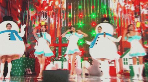 Twice Christmas Gif, Christmas Banner Gif, Nayeon Gif, Kpop Christmas, Twice Nayeon, Banner Gif, Pfp Ideas, Christmas Gif, Christmas Banners