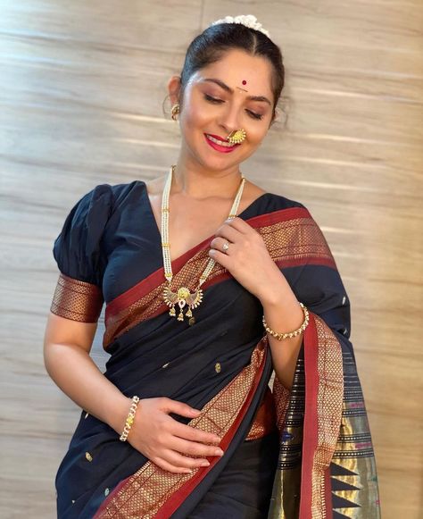 Paithani Saree Blouse Design, Sonali Kulkarni, Sonalee Kulkarni, Marathi Saree, Plain Blouse Designs, Brocade Blouse Designs, Marathi Actress, Saree Wearing Styles, Simple Saree Designs