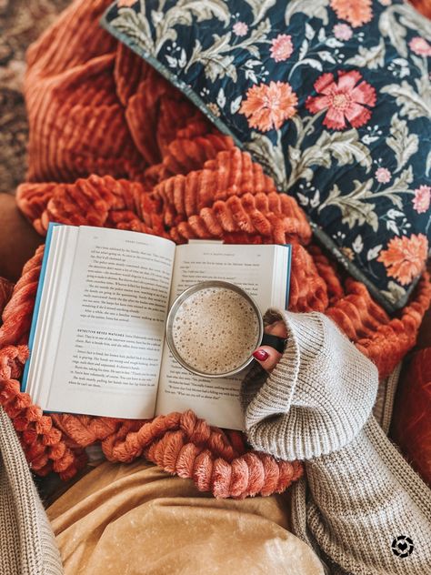 Reading Inspiration Aesthetic, Cozy Winter Book Aesthetic, Fall Bookstagram Ideas, Love Books Aesthetic, Cozy Bookstagram, Books Aesthetic Pics, Coffee And Books Aesthetic, Book Lover Aesthetic, Libros Aesthetic