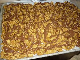 Chex Dessert, Brown Sugar Butter, Corn Chex, Easy Candy Recipes, Rice Chex, Waxed Paper, Chex Cereal, Chex Mix Recipes, Christmas Food Gifts