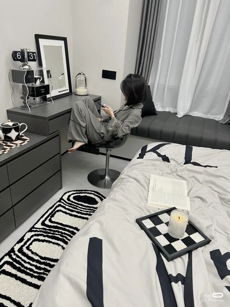 Rectangle Room Layout Bedrooms Ideas, Room Ideas Black Furniture, Grey Aesthetic Room Ideas, Aesthetic Shared Bedroom, Black And White Aesthetic Room Decor, Acubi Room Ideas, Acubi Bedroom Ideas, Grey Bedroom Ideas Aesthetic, Simplistic Bedroom Aesthetic