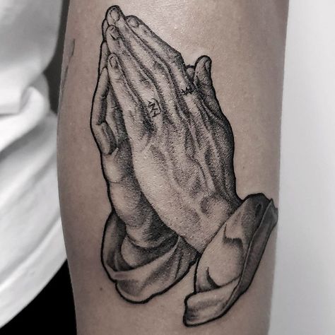 Pray Tattoo, Praying Hands Tattoo Design, Arte Hippy, Tattoo Perna, Leg Sleeve Tattoos, Leg Tattoo Ideas, Art Inspired Tattoos, Praying Hands Tattoo, Evil Skull Tattoo