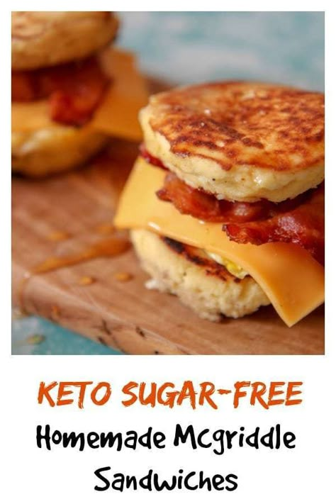 Keto Mcgriddle, Sugar Free Pancakes, Desayuno Keto, Keto Diet Breakfast, Starting Keto Diet, Low Carb Diets, Keto Diet Food List, Breakfast Sandwiches, Keto Diet Menu