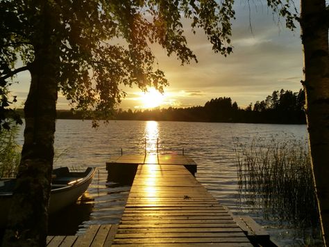 #schweden #derperfektemoment #sonnenuntergang #see #steg #ruhe #natur Sweden House, The Longest Night, Green Meadow, Meadow Garden, Dream Cottage, Beautiful Sunrise, Morning Pictures, Photo Contest, Wine Country