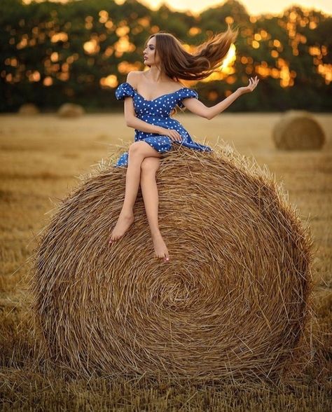 Hay Bale Picture Ideas, Haybale Photoshoot, Hay Bale Pictures, Hay Bale Photoshoot, Summer Picture Poses, Nature Photoshoot, Creative Photoshoot Ideas, Sitting Poses, Love Photo