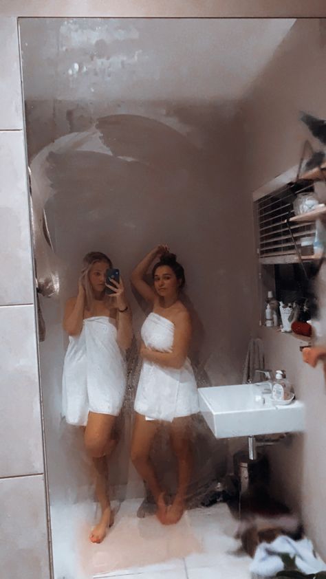 Dream Friendship, Girls In Shower, Mirror Photoshoot, Shower Pics, Funny Poses, Best Friend Outfits, Best Friend Photoshoot, Bff Photoshoot, Bathroom Pictures