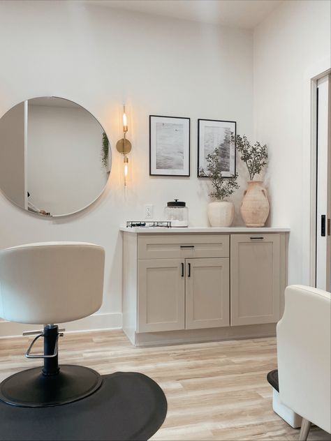 NC neutral salon suite decor design Hair Salon Room Divider Ideas, Small Basement Salon Ideas, Cute Salon Studio Ideas, Mini Salon Suite Ideas, Earth Tone Salon Suite, Aesthetics Salon Interior Design, Luxurious Beauty Salon, Salon Suite Lighting Ideas, Salon Suite Lighting