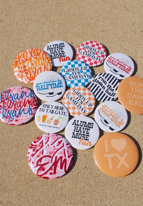 The cutest buttons for the perfect touch to your game day outfit! Ships immediately and the perfect addition :) Sorority Pins Football, Game Day Button Ideas, Gameday Pin Ideas, Gameday Buttons Sorority, Sorority Embroidery, Ut Outfits, Merch Ideas Products, College Buttons, Theta Merch