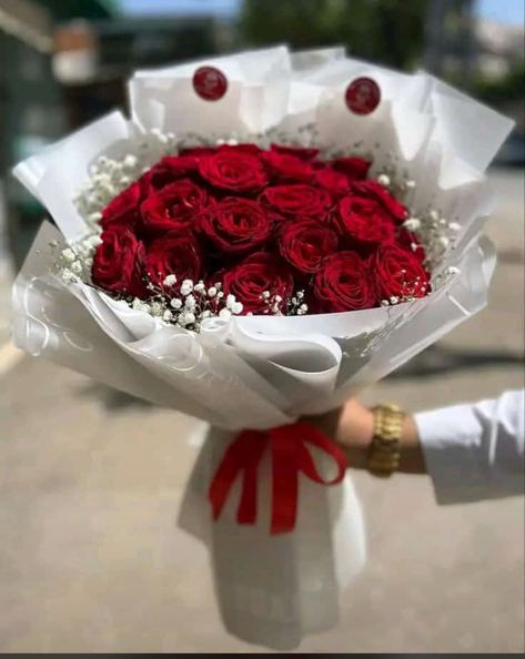 Red Rose Bouquet Wedding, Graduation Flower Bouquet, Red Flower Bouquet, Roses Bouquet Gift, Red Roses Wallpaper, Flower Bouquet Diy, Fresh Flower Bouquets, Boquette Flowers, Red Rose Bouquet