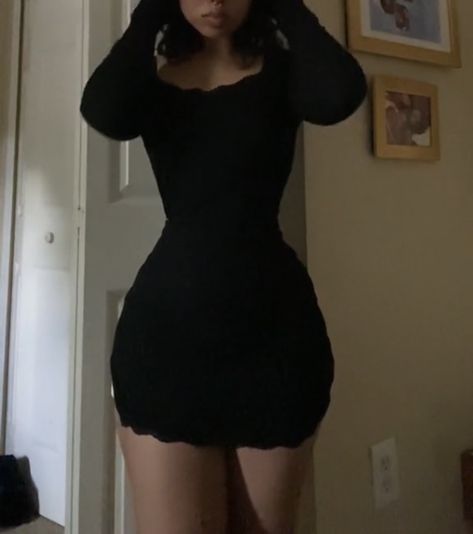 succabuz on tiktok Slim Thique, How To Get Thick Thighs And A Small Waist, Thick Pear Body Shape Aesthetic, 65kg Woman Body Size, Tiny Waisted Women, Succabuz Body Goals, Succabuz Body, Small Waist Visualization, Hour Glass Body Shapes Women