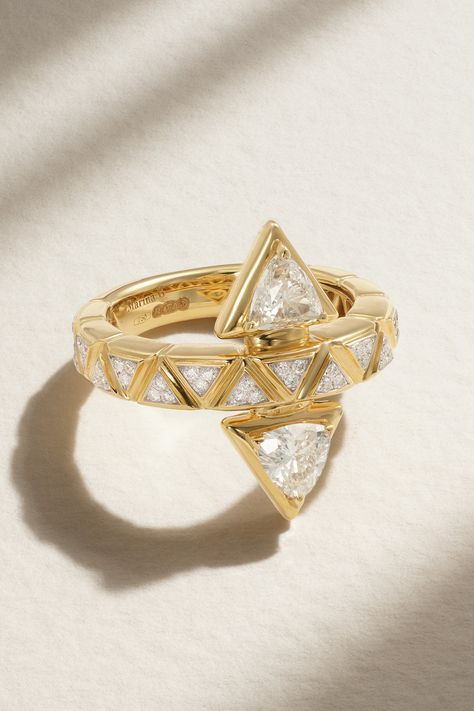 Elegant and unique, Marina B's 'Triangoli Freccia' ring is the perfect choice for a modern bride. It's been handmade from 18-karat gold and features the label's signature triangular motifs along the band - all pavéd with diamonds. Two trillion-cut stones are placed to resemble glistening arrow tips.