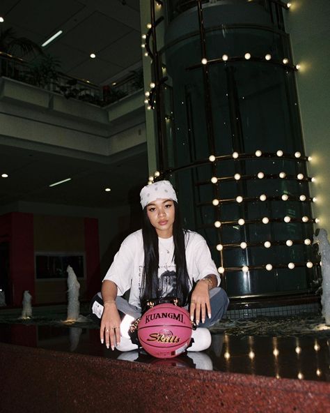 Aaliyah Inspired Photoshoot, Basketball Court Photoshoot Fashion, Aaliyah Tommy Hilfiger Photoshoot, Urban Streetwear Photoshoot, Streetwear Shoot Poses, Hiphop Photoshoot, Hiphop Girl, Baggy Outfits, Hard Fits