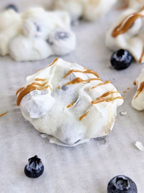 Protein Frozen Yogurt, Yogurt Bites Recipe, Greek Yogurt Bites, Banana Frozen Yogurt, Frozen Yogurt Blueberries, High Protein Yogurt, Frozen Yogurt Bites, Frozen Greek Yogurt, Frozen Yogurt Bark