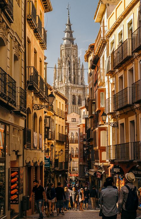 The cobbled streets of Toledo Spain [OC] Barcelona Spain Architecture, People From Spain, Spain Landscape Photography, Spain Asethic, Spain Astethic, Spain In The Fall, Madrid Streets, Madrid Spain Photography, Spain People