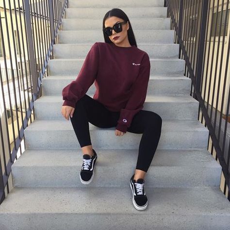 Sophisticardo:ShadesOfKool Burgundy Sweatshirt Outfit, Champion Sweatshirt Outfit, Champion Outfit, Vans Outfit, Black And White Sneakers, Foto Tips, Foto Poses, Sweatshirt Outfit, Champion Sweatshirt