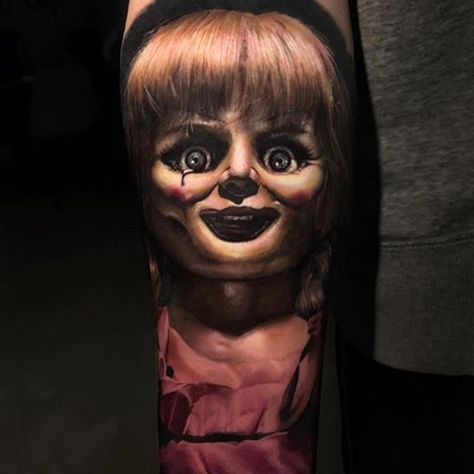 Annabelle Horror, Annabelle Doll, Horror Movie Tattoos, Doll Tattoo, Movie Tattoos, World Tattoo, Horror Tattoo, Halloween Tattoos, Tattoos Gallery